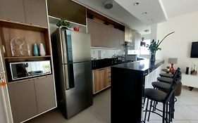 Apartamento próx à Orla Atalaia, com 2 Quartos climatizados